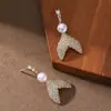 Pendientes de Botón de Plata Moda Estilo Festivo Exquisito Incrustados con Circonita Perla Trébol de Cuatro Hojas Mariposa Cola de Pez con un Toque de Lujo
