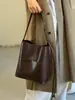 Bolsa de ombro feminina estilo retrô, nova coleção 2026, design moderno de outono, exala uma vibe sofisticada e elegante, apresentando um design de bolsa saco de grande capacidade