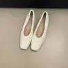 Sapatos Rasos Elegantes Cinza de Bico Quadrado Estilo Francês Peludos para Mulheres, Lançamento Outono e Inverno 2026 Slip-On Nicho Retro Flats