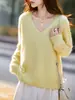 Suéter de punto sin esfuerzo y casual con cuello en V, precortado y listo para usar, adelgazante y para superponer, con una textura relajada y afelpada en verde suelto y avena