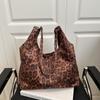 Bolso de Terciopelo Artístico Casual Estilo Japonés Nuevo en Moda Estampado de Leopardo Bolso de Mano de Moda Simple Bloques de Color Bolso de Hombro Único para Mujer