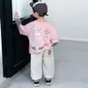 Conjunto de Duas Peças Listrado para Meninos na Primavera, Conjunto Elegante e Moderno de Duas Peças para Crianças na Primavera e Outono, Roupa Infantil para Crianças Pequenas para Exportação