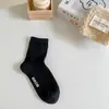 Meias femininas de cano médio da série de cores Melard, meias de algodão da moda, meias de cor sólida com padrão de letras, meias femininas empilhadas atacado