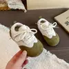 Tênis Esportivo Casual Estilo Retrô Feminino 2026 Outono Nova Moda Versátil Solado Macio Confortável Treinamento Alemão Tênis Forrest Gump Tênis de Board