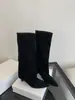 Novas botas de outono e inverno europeias e americanas de bico fino e salto baixo, confortáveis e versáteis, com saltos finos e médios e canos largos