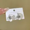 Pendientes de Perla con Pliegues de Ola Irregular Estilo Diseñador Bloqueo de Color Dorado y Plateado Pendientes de Atmósfera Suave Pendientes Venta al Por Mayor