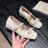 Zapatos Mary Jane de Cuero Pequeños de Suela Plana Estilo Coreano con Una Correa para Mujer 2026 Otoño Nueva Llegada Punta Cuadrada Lazo Plisado Zapatos de Una Sola Tira Versátiles