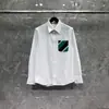 Fábrica Direta Marca Dongguan Camisa Tb Masculina Outono Novo Versátil Tendência Design de Bolso Camisa Listrada
