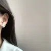 Pendientes de Nicho de Nuevo Estilo con un Ambiente de Alta Gama y Minimalista, con Diamantes y Perlas en un Diseño de Flor, Pequeños, Sencillos, Modernos y Versátiles