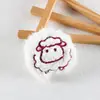 Nuevo Lindo Muñeco de Peluche de Oveja Pequeña Broche Peluche Chica Colgante para Bolsa de Cumpleaños Joyería Hecha a Mano Accesorios