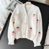 Cardigan Tricotado Jacquard de Morango Bordado Tridimensional Redutor de Idade da Nova Moda Outono e Inverno Europeu e Americano Suéter de Decote em V Macio, Ceroso e Amigo da Pele