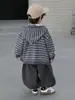 Conjunto de Três Peças com Capuz Listrado para Meninos Primavera e Outono Estilo Coreano Roupa Estilosa e Descolada Infantil Roupas da Moda para Bebê para Exportação