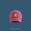 Gorra con visera de etiqueta R de copa suave estilo japonés bordada protección solar estilo coreano gorra de béisbol para hombres y mujeres en todas las estaciones mostrando rostro pequeño sistema de color dopamina