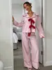 Conjunto de pijama para mujer estilo europeo y americano con bloques de color y cuello de corbata, con mangas largas, un cárdigan corto, pantalones de pierna ancha y un diseño puro y sensual para ropa de estar en casa