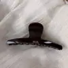 Pinza para el Cabello con Parche de Letra Marrón Estilo Retro Coreano y Etiqueta Dorada, Elegante Pasador con Acabado de Alta Gama, Pinza Tiburón para Moño Estilo Perezoso