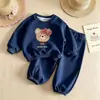 Nuevo conjunto de ropa para niños con pajarita, cuello redondo, mangas largas y pantalones tipo jogger, dulce y casual conjunto de dos piezas para niñas y niños pequeños para primavera y otoño