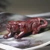 Adornos de Tigre Tallados en Cuerno de Rinoceronte y Palosanto, Piezas de Mano de Tigre de Montaña, Adornos de Tigre Zodiacal para Coche, Artesanías de Tigre
