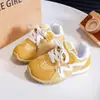 Zapatillas de entrenamiento alemanas de moda para niñas, nueva colección primavera/otoño 2026, suela blanda, zapatos casual antideslizantes para niñas pequeñas, zapatos de bebé tipo Birkenstock