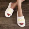 Pantuflas de una palabra bordadas Mao Mao para mujer, comercio exterior, pantuflas ultraligeras, pantuflas cálidas de algodón, pantuflas para las cuatro estaciones, pantuflas de otoño e invierno