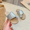 Pantuflas de Moda para Niñas con Encaje y Pedrería 2026 Verano Nuevo Estilo Coreano Versátiles de Suela Suave Calzado Exterior para Niños Pantuflas Slip-On