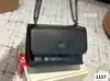 Nuevo bolso de solapa de la marca C, a la moda y clásico, con tachuelas y cadena, diseñado como un bolso cruzado, de hombro o de axila estilo acordeón.