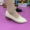 Sapatos de Couro Pequenos Versáteis para o Dia a Dia, Bico Fino, Decote Baixo, Moda Retro Nova para Primavera e Verão, Sapatos para Mães de Meia-Idade e Idosos