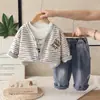 Conjunto de Primavera y Otoño para Niños 2026 Nuevo Elegante Cárdigan Rayado Conjunto de Tres Piezas Chaqueta de Otoño para Bebé Tendencia al por Mayor