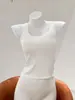 Regata branca de peça única com ombros largos e sutiã embutido, sem costura, justa ao corpo, camada base versátil, decote U, camisola que revela as costas