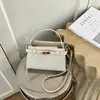 Bolsa pequena transversal estilosa feminina 2026 novo estilo design de nicho bolsa de ombro bolsa de mão casual da moda bolsa quadrada pequena bolsa de mão