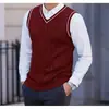 Suéter jacquard liso de malha oversized solto estilo novo 2026 para homens, colete de tricô com gola V para usar sobre outras peças