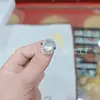 Anel Oval de Calcedônia Branca Cristalina com Abertura Ajustável Full Diamond Anel de Inlay de Calcedônia de Luxo Leve High-End