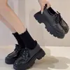Populares zapatos de cuero para mujer de suela gruesa estilo británico, nuevos zapatos simples negros versátiles para otoño 2026, mocasines de plataforma para mujer