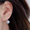 Pendientes de botón con circonita blanca en oro de 18 quilates. Pendientes de botón con forma de hoja. Incrustación de circonita blanca con perlas de 8-9 mm. Accesorios sin cuentas.