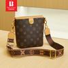 Bolso bandolera Bani Meizi para mujer, bolso cubo con estampado texturizado retro de lujo ligero, bolso de hombro sencillo y versátil con correa ancha para mujer.