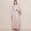 Foto Real de un Vestido Largo Estampado Vintage de Estilo Francés, Corte Ajustado, con Elegantes Mangas Abullonadas y Cinturón