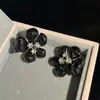 Exquisitos Aretes de Camelia Esmaltados en Negro, Pequeños y Versátiles Accesorios Clásicos para Orejas