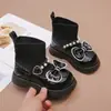 Sapatos de princesa infantis com laço e pérolas, nova coleção outono/inverno 2026, sapatos de couro infantis elegantes e versáteis, botinhas de couro com sola macia