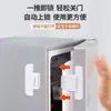 Trava de segurança autoadesiva para porta de geladeira com fecho duplo, resistente a aberturas acidentais, sem necessidade de furos.