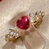 Lujo Ligero Sentido de Alta Gama Exquisito Sentido Daquin Anillo de Diamante Rai Rubí Amor Granate Apilado con Anillo de Dedo Elegante de Lujo