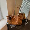 Nova bolsa tote camurça minimalista retrô 2026, moderna e versátil, com toque de luxo, adequada para carregar no ombro ou sob o braço.