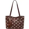 Bolso de mano simple de otoño 2026 nuevo con colgante de estilo coreano, bolso de mano de moda de gamuza con diseño de oso, bolso de hombro de terciopelo con lunares para mujer