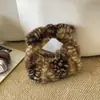 Bolsa de axila de pelúcia em formato de nuvem para outono e inverno, bolsa de ombro de pelúcia com bolinhas retrô, bolsa peluda plissada de nicho, bolsa de qualidade para exportação