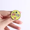 Broche de Citação da Série Estranha Divertida Europeia e Americana Crânio Criativo Rosto Sorridente Letra Emblema de Metal Acessório de Pino para Bolsa