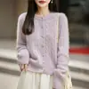 Nuevo Cárdigan de Punto de Lana Cachemir Otoño/Invierno 2026 Cuello Redondo Manga Larga para Mujer Patrón Retorcido Suéter de Lana Cepillada