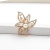 Broche de Aleación con Forma de Hoja Incrustado de Diamantes para Mujer, Accesorio Moderno y Elegante con Adornos de Perlas, Exclusivamente para Exportación Transfronteriza