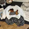 Conjunto de sudadera para niños 2026 otoño nuevo estilo niños y niñas sudadera con parche bordado pantalón de chándal con estampado de leopardo y cuadros conjunto de dos piezas