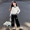 Conjunto de cárdigan a cuadros de bloques de color para niña y pantalones anchos de retazos a cuadros casuales de moda para temporada de primavera y otoño