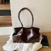 Bolso tote grande de estilo retro transfronterizo para mujer, nuevo diseño casual, gran capacidad, adecuado para ir al trabajo, color sólido con colgante, se puede llevar como bolso de hombro o bolso cruzado