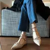 2025 Nuevos Tacones de Cuña con Punta Aguda y Remaches de Diseño de Nicho para Mujer con Tira Cruzada Estilo Retro Zapatos de Tacón Alto para Viajar al Trabajo
