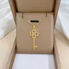 [Acero de Titanio] Collar con Colgante de Zirconia en Forma de Llave con Diamantes Completos, Estilo Palacio Lujoso, Cadena Versátil para la Clavícula para Mujeres, Cadena de Acero de Titanio